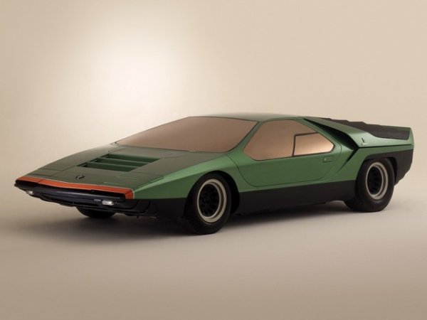През 1968 г. е представен концептуалния Alfa Romeo Carabo на изложението в Париж. Проектиран е от Марчело Гандини от дизайнерското студио Bertone. Името Carabo произлиза от бръмбарите Carabidae с преливащи цветове, което е пренесено и в преливащи зелен и оранжев цвят на автомобила.

Клиновидният дизайн идва на мода в края на 60-те години. Carabo като пряк предшественик на Lamborghini Countach е силно повлиял на много автомобилни дизайни през следващото десетилетие. Никога не е бил предназначен за производство, но е напълно функционален и показва характеристики, които никога не са били изразени в друг дизайн на автомобили от онова време.